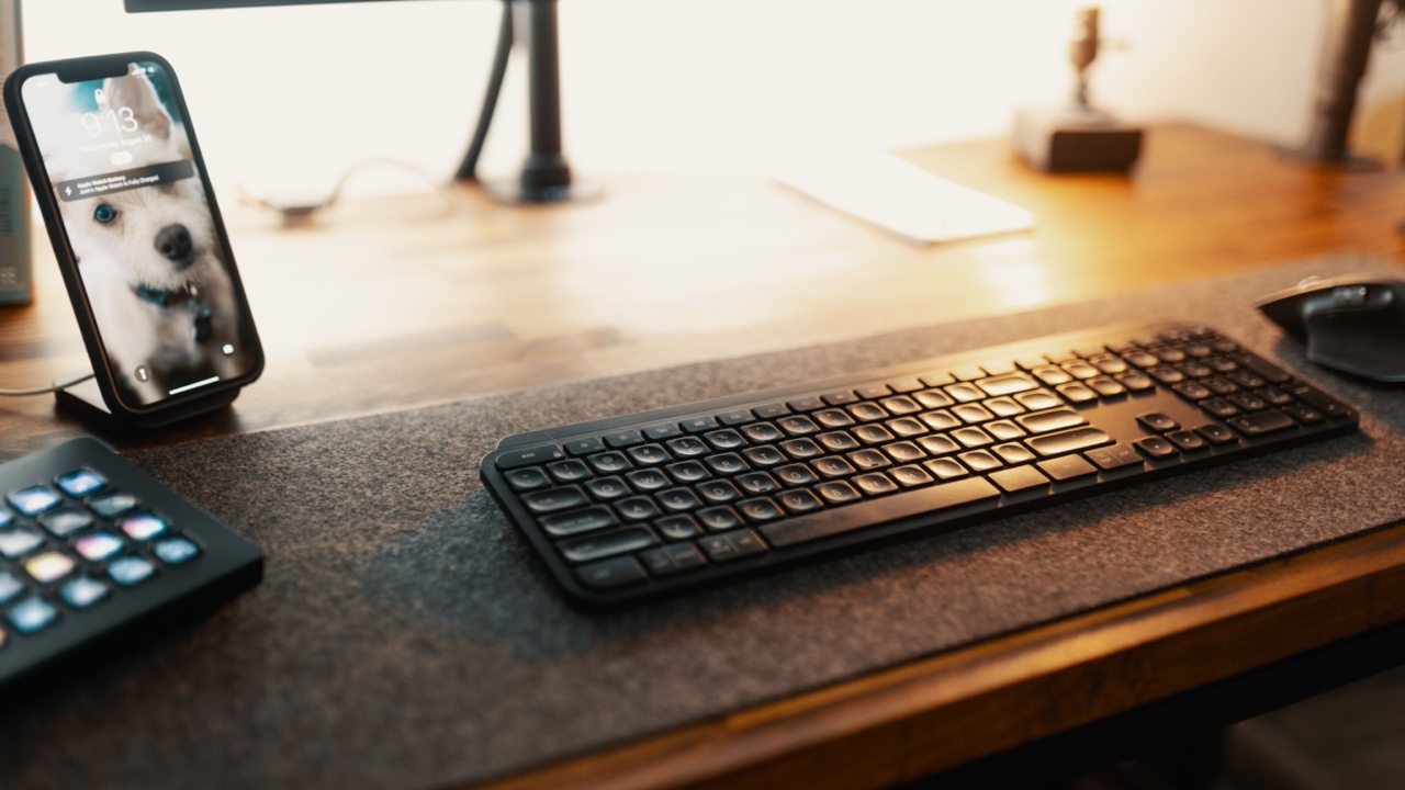 What Actually Matters When You're Choosing a Phone Stand for Your Desk